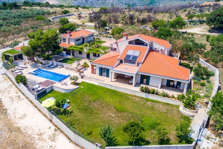 Vue aérienne de la propriété avec piscine en Croatie