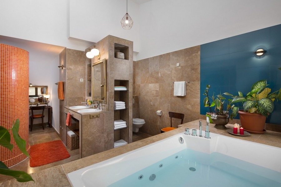 Salle de bains avec baignoire