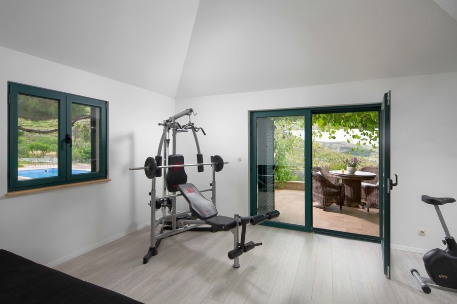 Salle de fitness avec accès à la terrasse