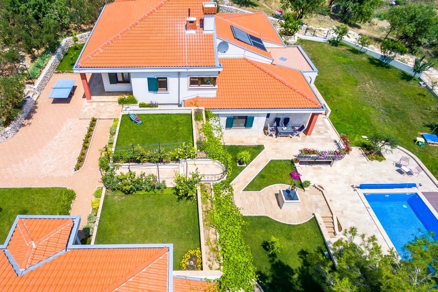 Vue d'en haut sur la maison principale et le jardin