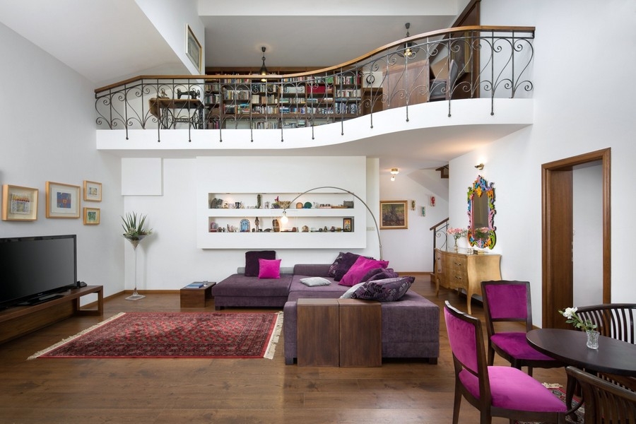 Salon avec mezzanine et mur de bibliothèque