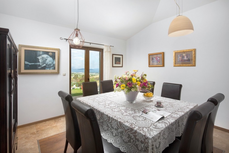 Espace repas avec vue sur la verdure
