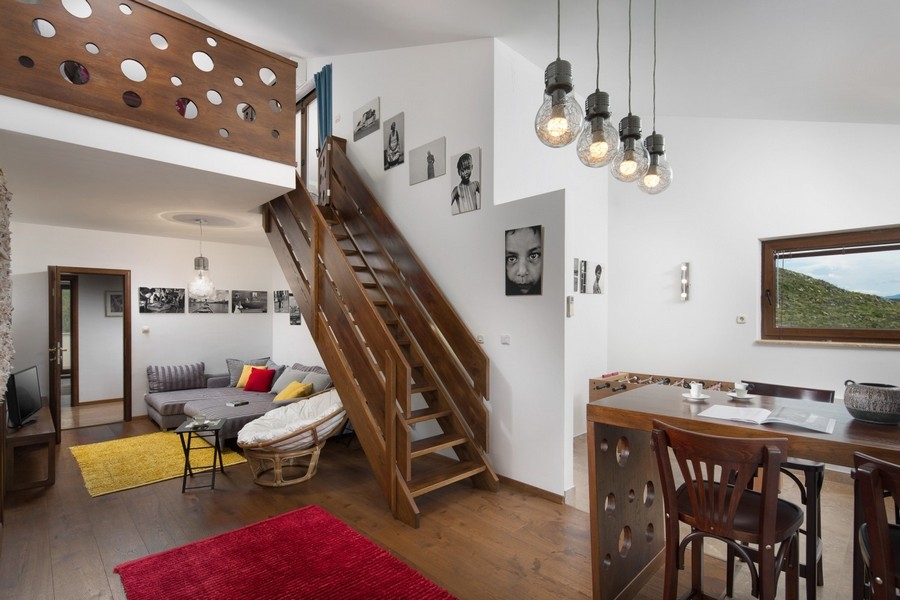 Séjour avec escalier en bois vers la mezzanine