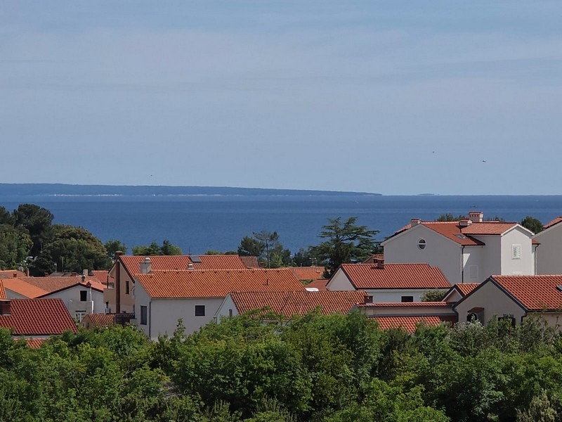 Vue mer par-dessus les toits de Njivice sur l'île de Krk