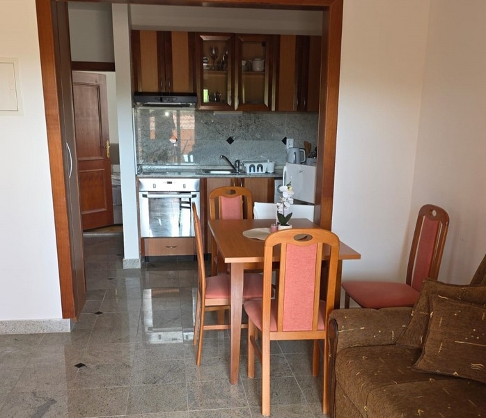 Cuisine avec table et chaises