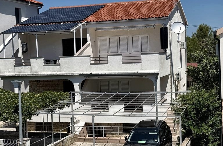Maison jumelée avec terrasses à Pirovac Croatie