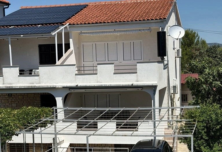 Façade de la maison avec terrasses couvertes