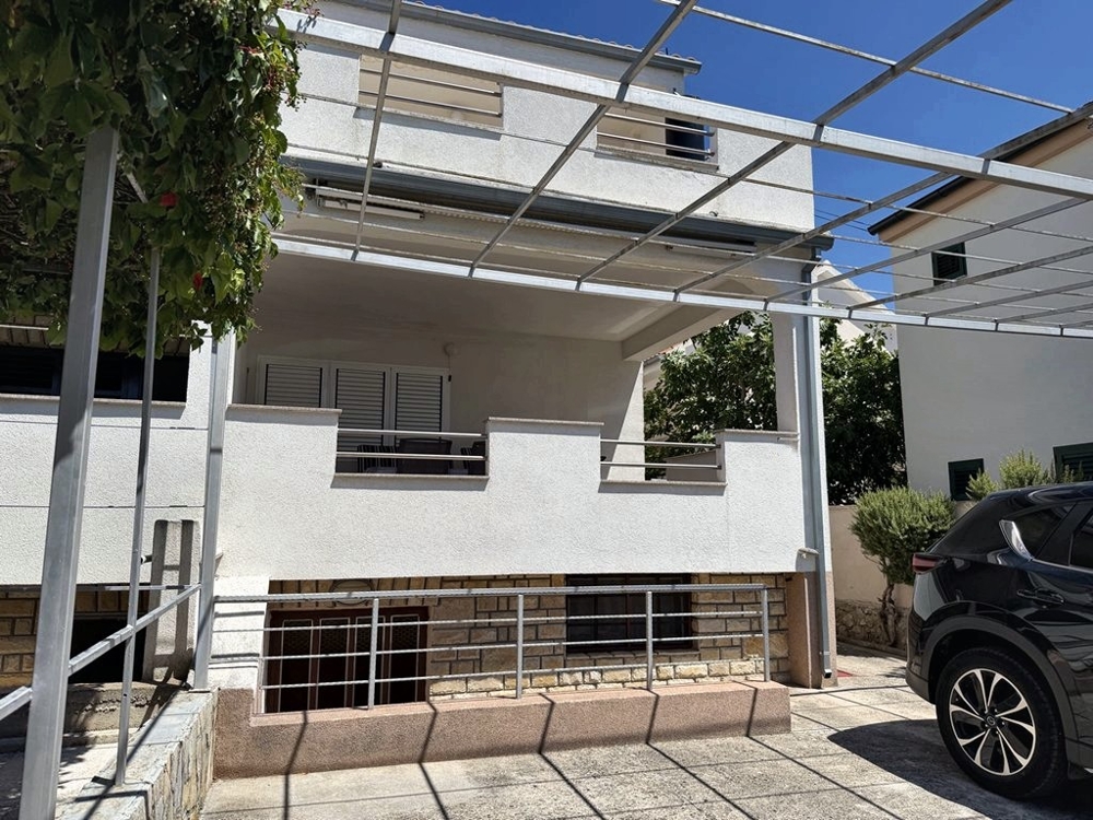 Allée d'accès avec place de stationnement devant la maison