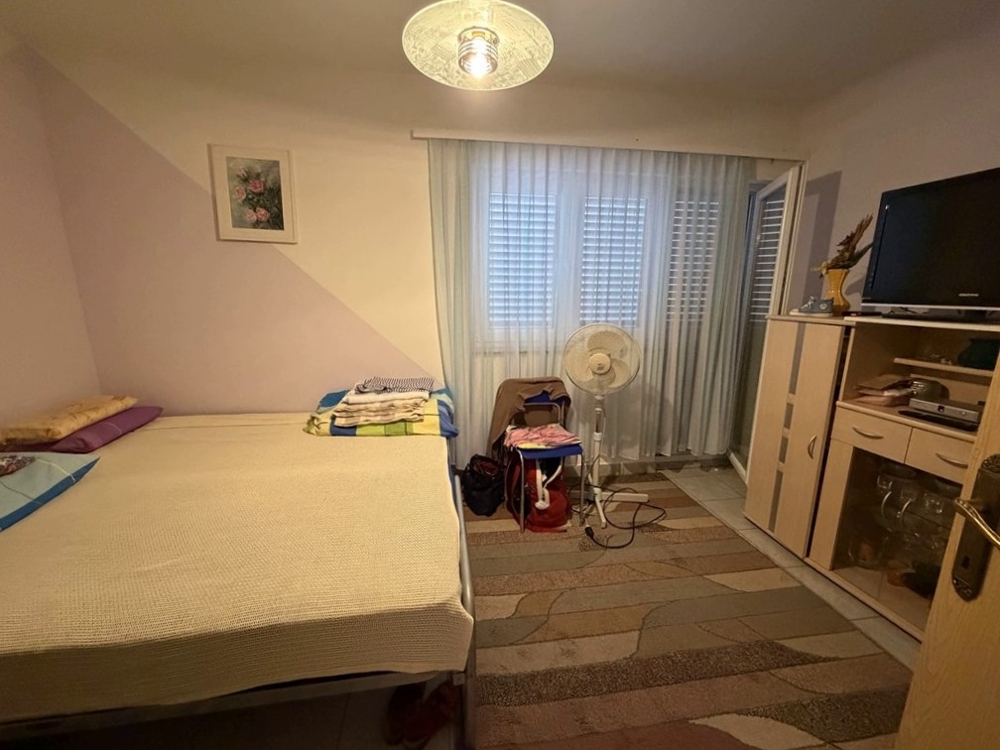 Chambre avec lit double et télévision