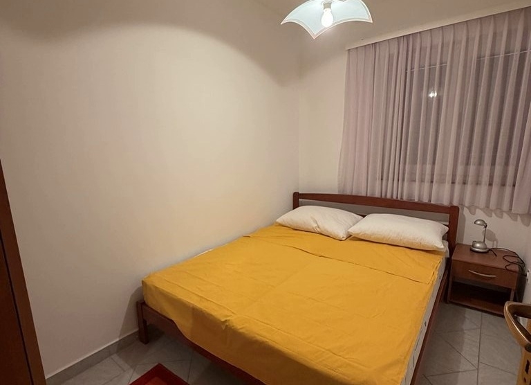 Chambre meublée avec lit double