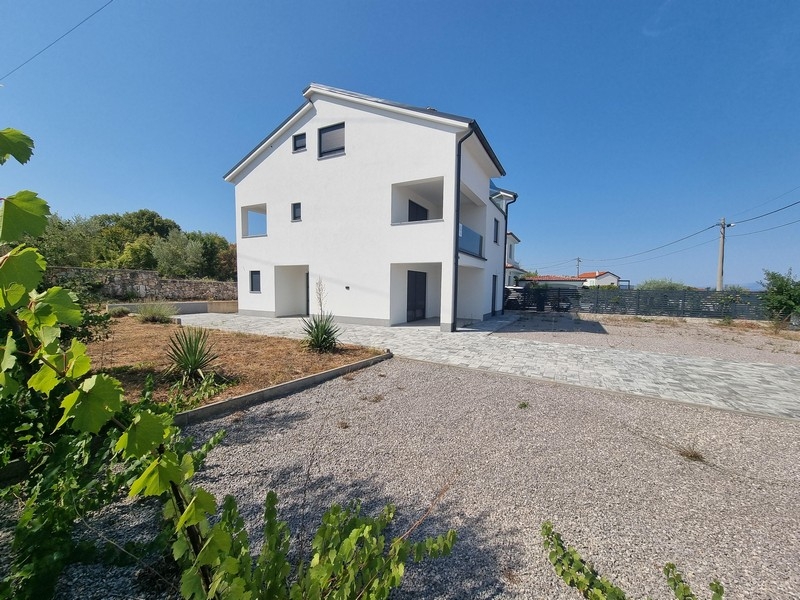Vue extérieure maison neuve avec piscine Croatie