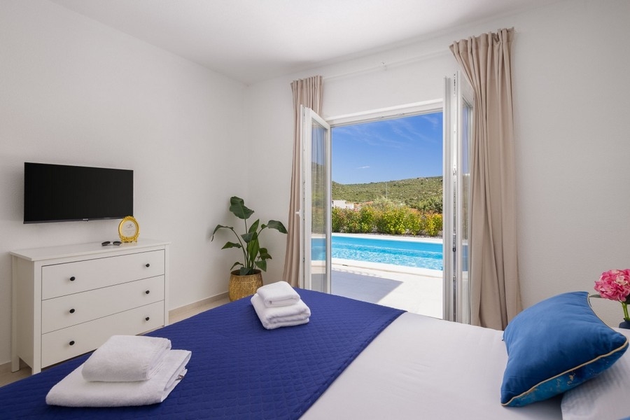 Chambre avec lit double et accès à la piscine