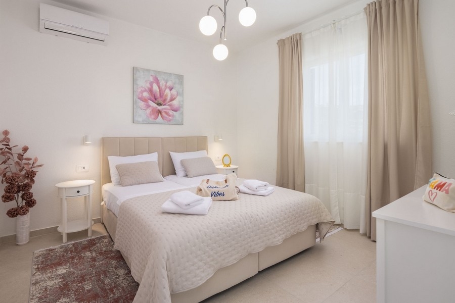 Chambre lumineuse avec lit double