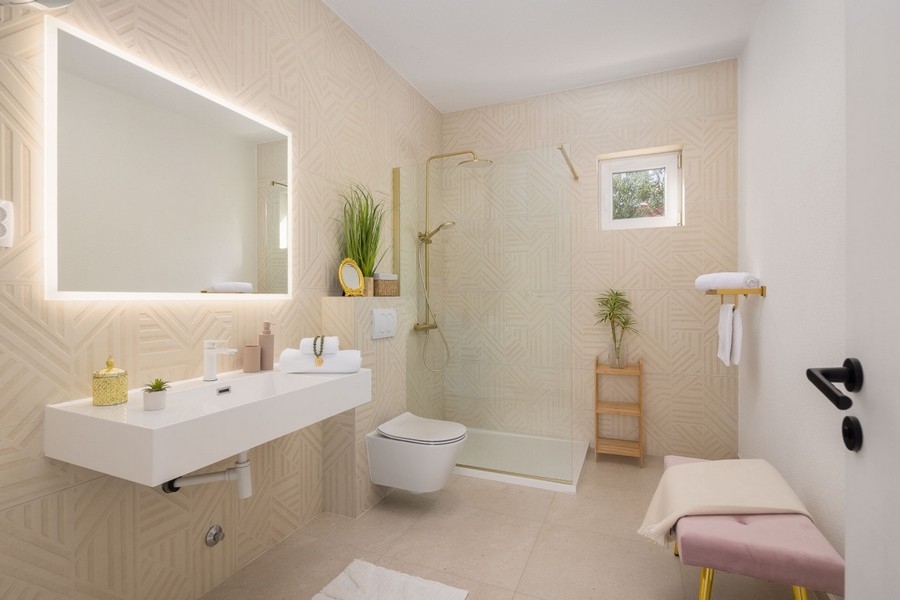 Salle de bains avec douche et double vasque