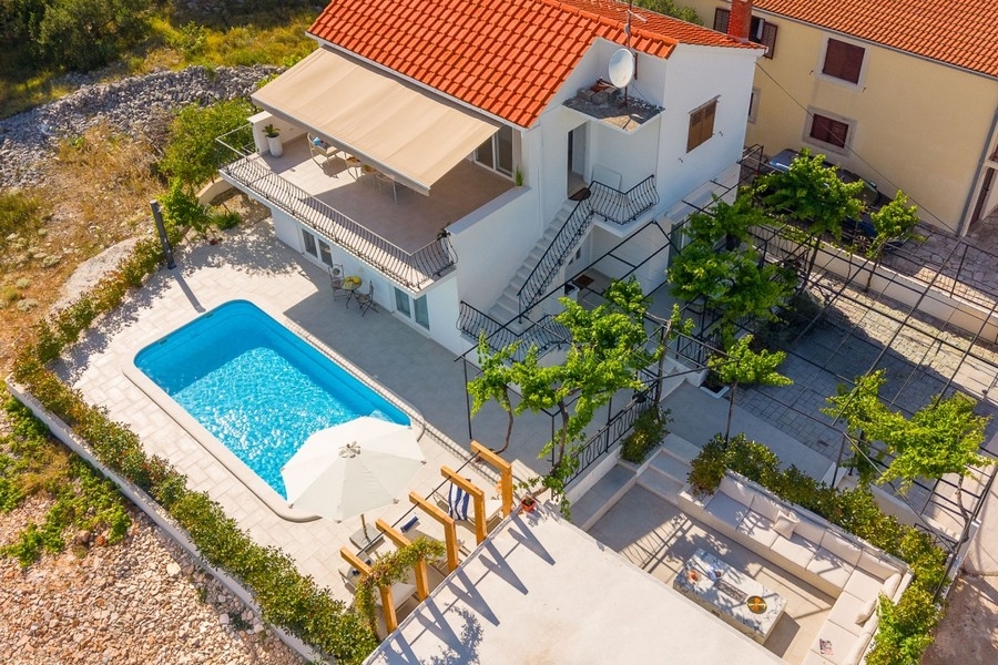 Villa avec piscine et jardin en Croatie vue d'en haut