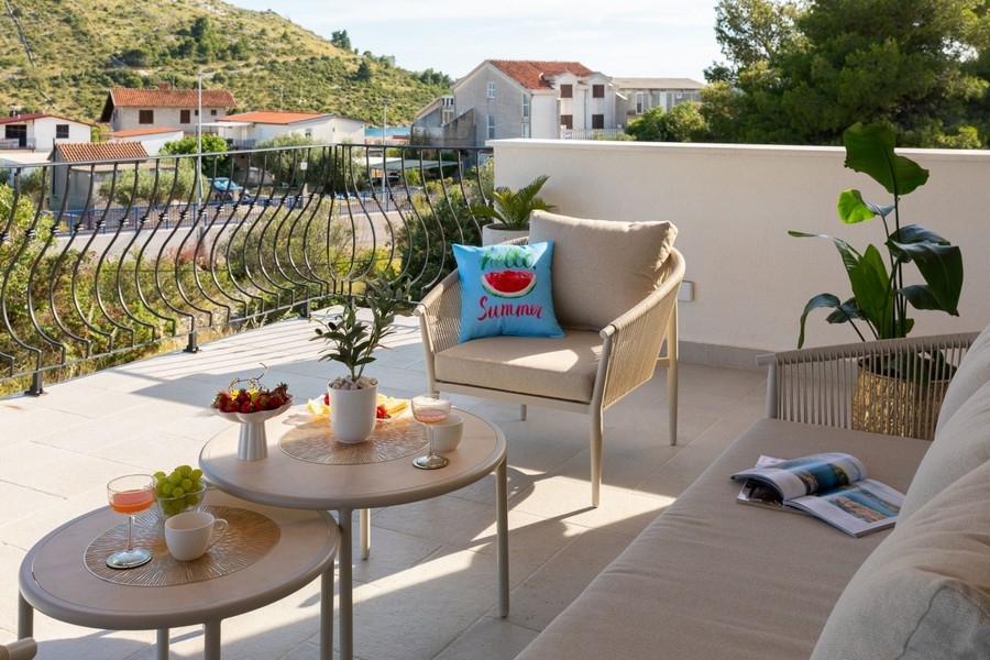 Terrasse avec coin salon et espace lounge