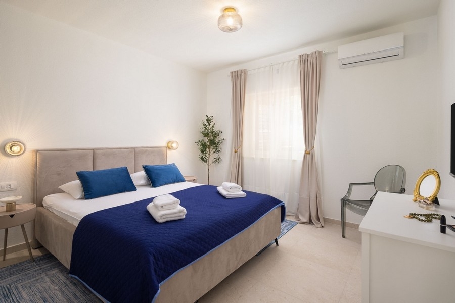 Chambre avec lit double et coiffeuse