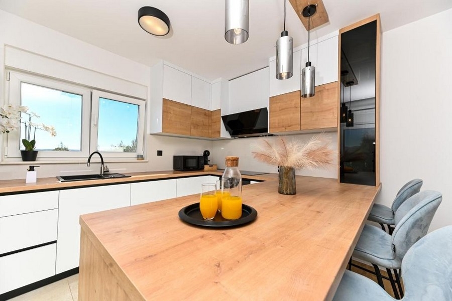 Kitchenette avec évier et plan de travail