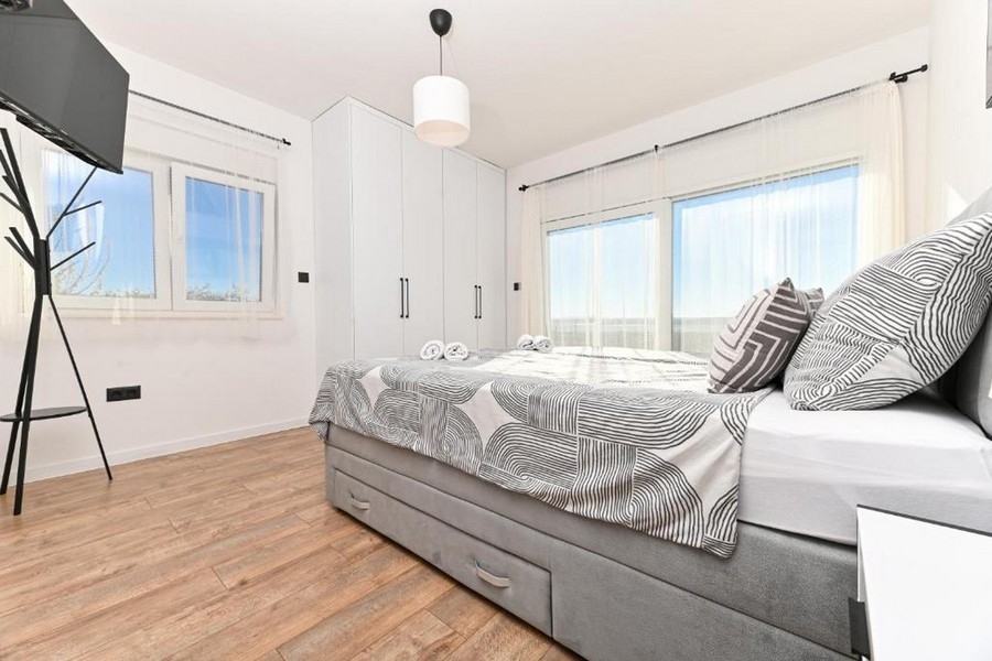 Chambre avec fenêtres et vue