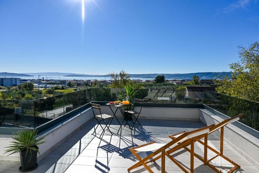Terrasse avec vue mer et coin salon