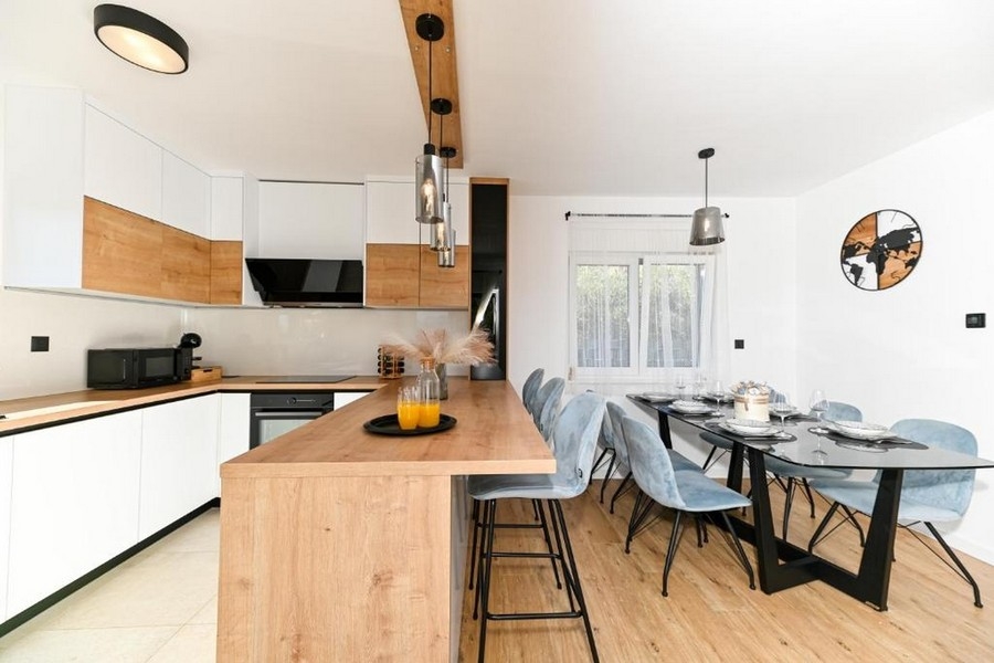 Cuisine avec plan de travail en bois et table