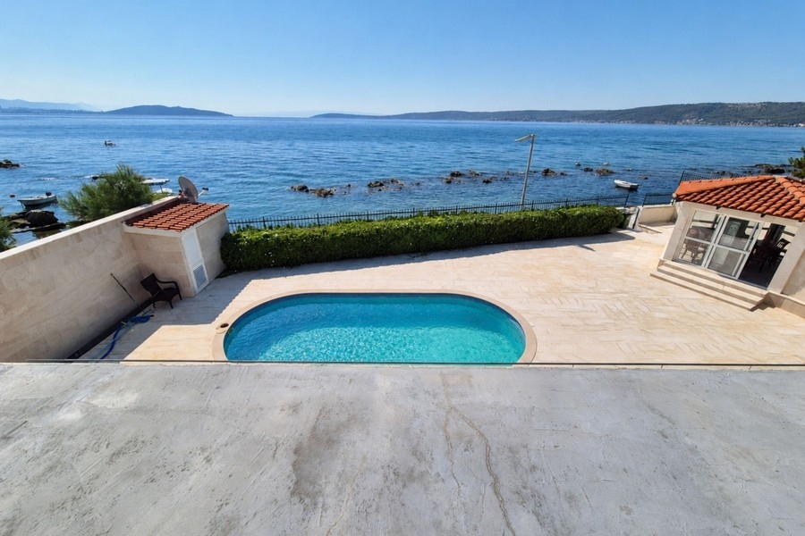 Piscine et terrasse avec vue sur la mer à Kastela
