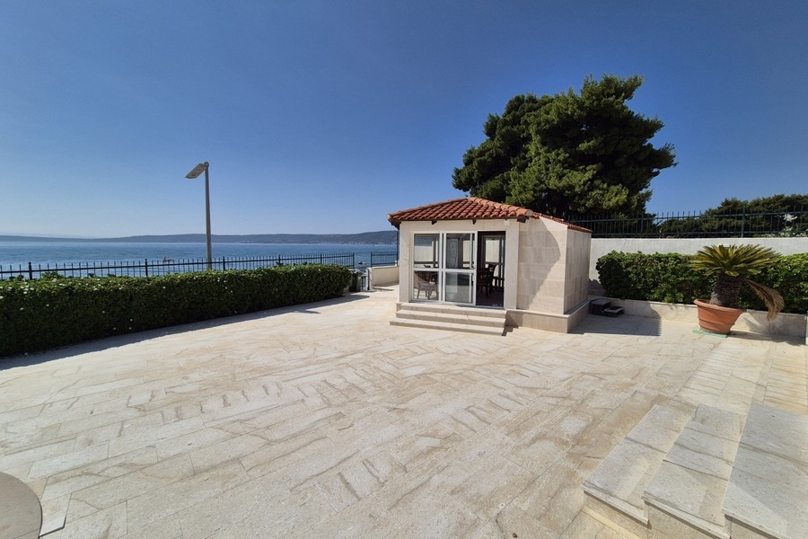 Terrasse solarium avec cuisine d'été directement au bord de la mer