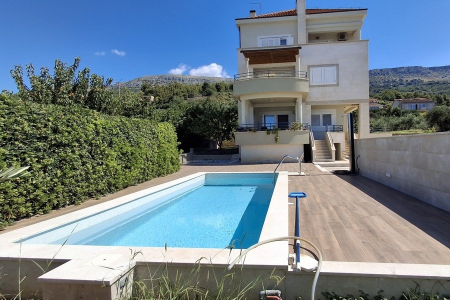 Maison avec piscine et terrasse à Podstrana