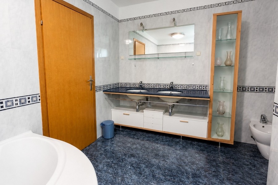 Salle de bains avec double vasque et bidet