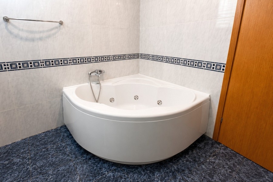 Salle de bains avec baignoire d'angle en Croatie
