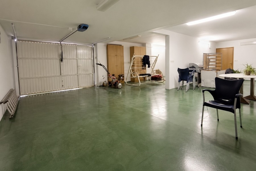 Garage avec pièce annexe attenante