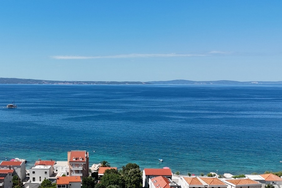 Vue mer sur la côte près de Podstrana