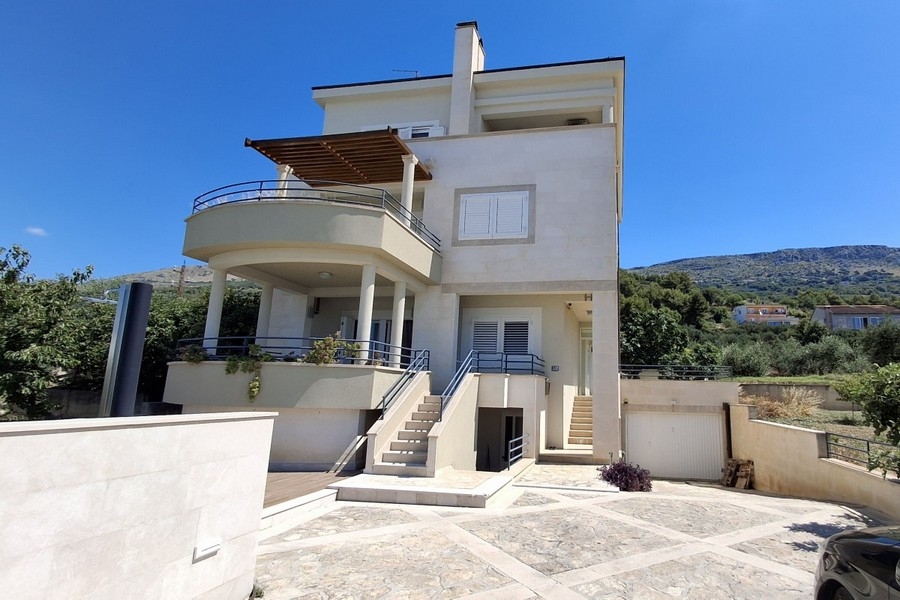 Vue de la maison avec balcons et terrasse en Croatie