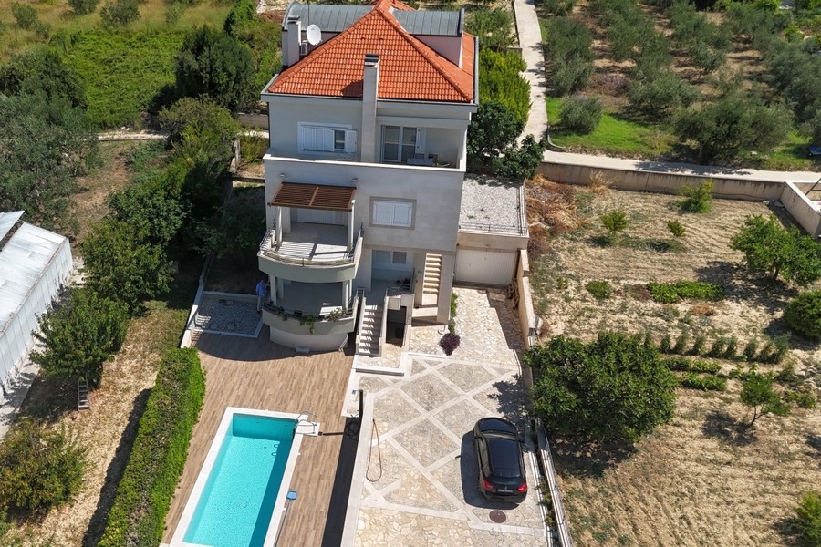 Vue aérienne de la maison avec piscine à Podstrana