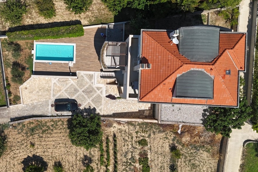 Vue aérienne de la piscine et du terrain