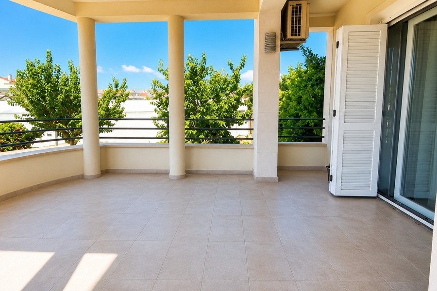 Terrasse couverte avec vue sur la verdure