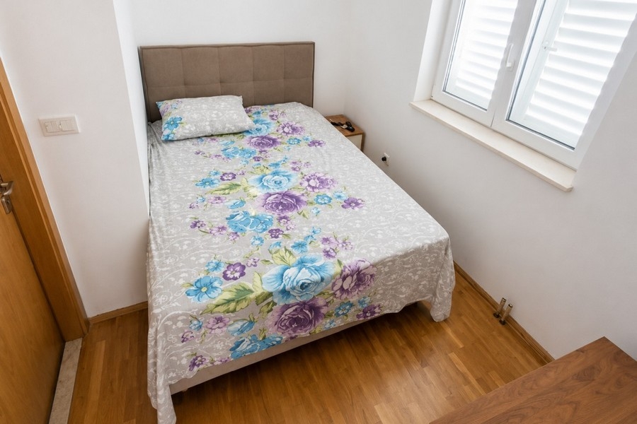 Chambre avec lit simple et fenêtre