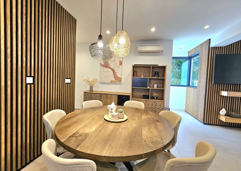 Espace repas avec table ronde en bois