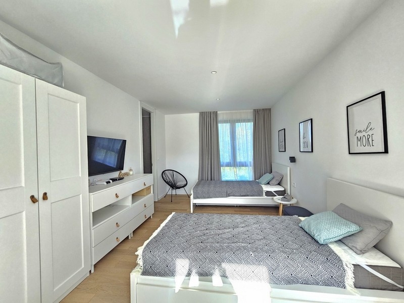 Chambre lumineuse avec deux lits