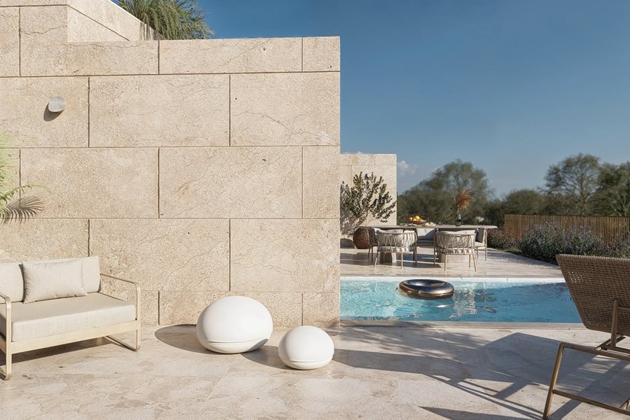 Espace lounge sur la terrasse à côté de la piscine