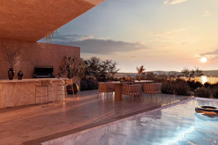 Piscine à la lumière du soir avec vue sur la mer