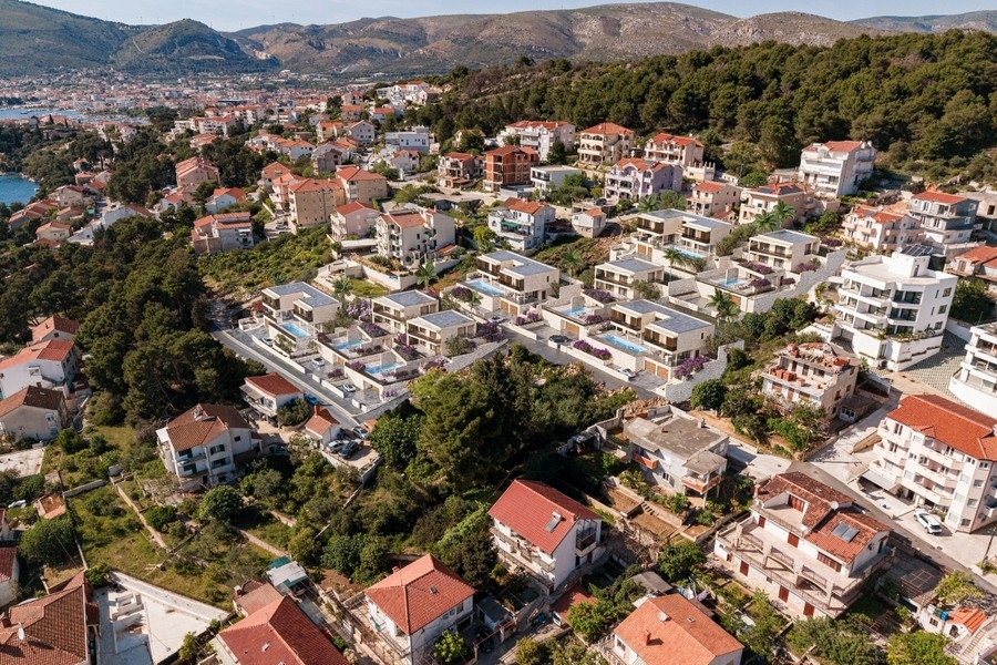 Vue aérienne du quartier résidentiel sur l'île de Ciovo