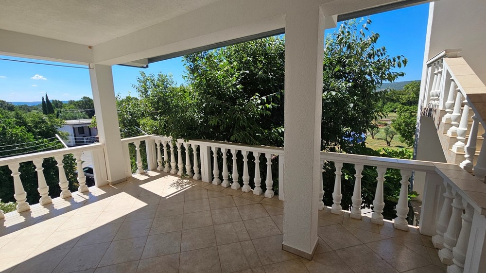 Terrasse couverte avec balustrade