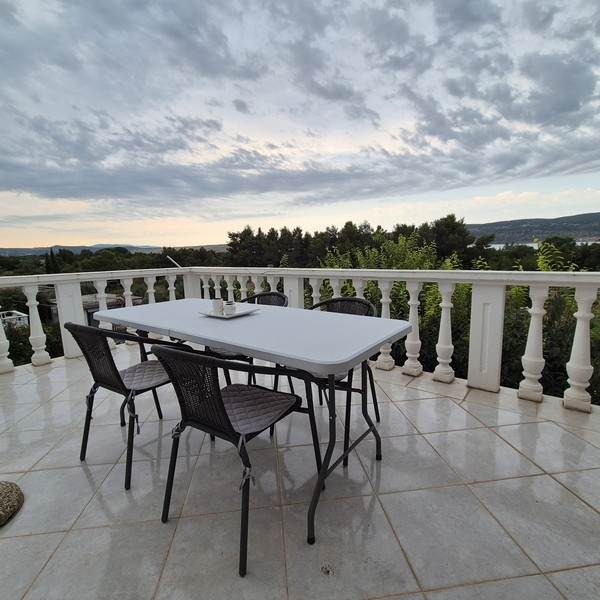 Terrasse avec vue mer le soir