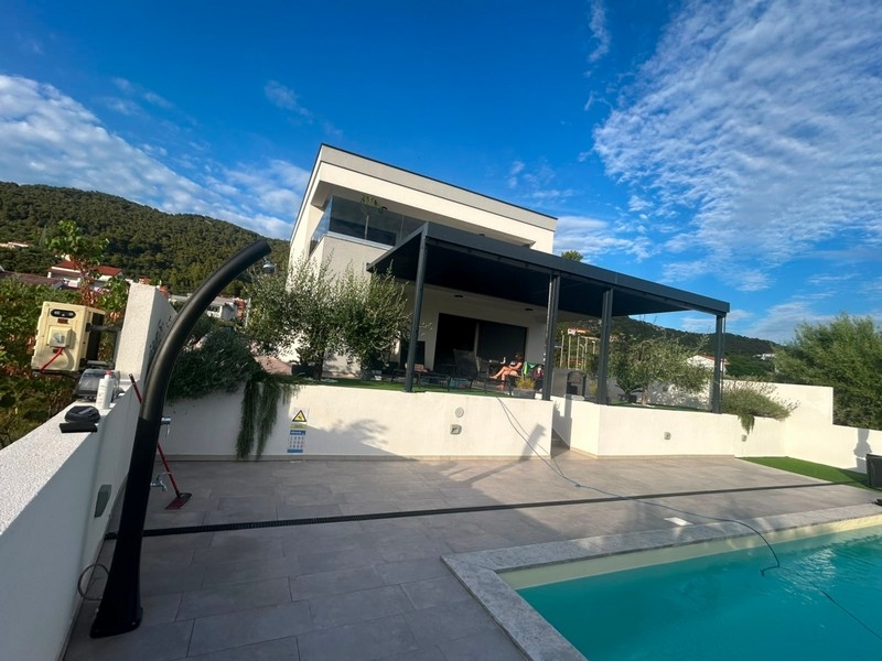 Terrasse avec piscine et douche extérieure à une maison en Croatie