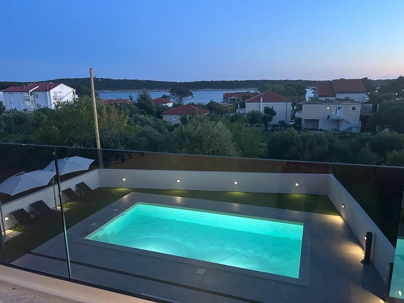 Piscine éclairée avec vue sur Banjol et la baie