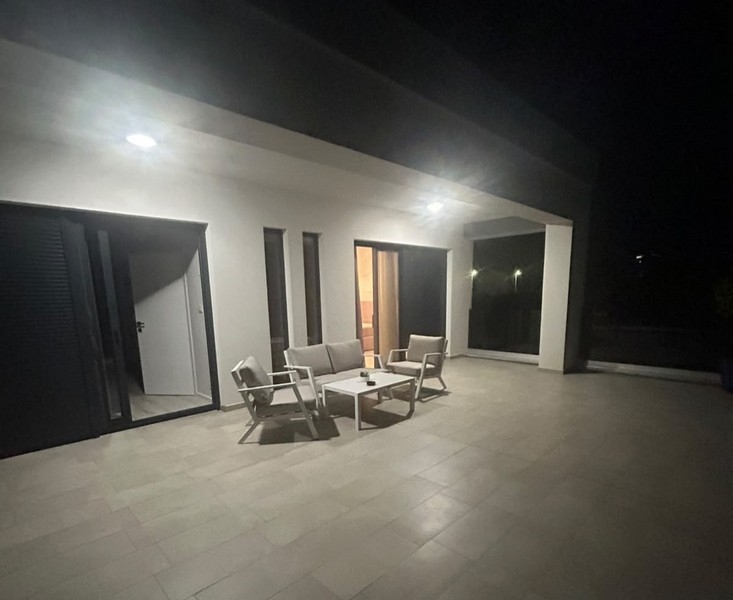 Terrasse éclairée avec coin salon le soir
