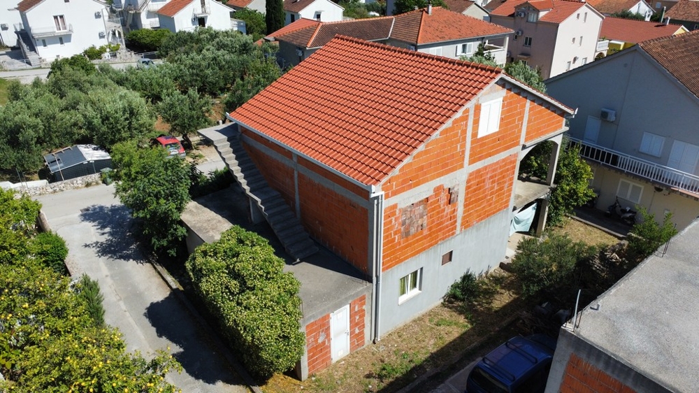Gros œuvre avec nouveau toit en tuiles et escalier extérieur en Croatie