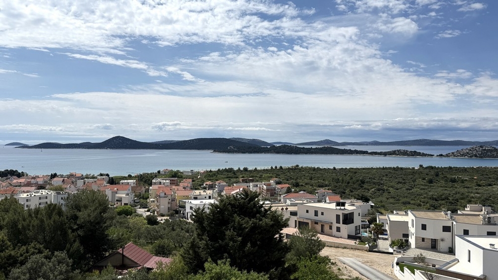 Vue panoramique sur la mer et les îles devant Vodice