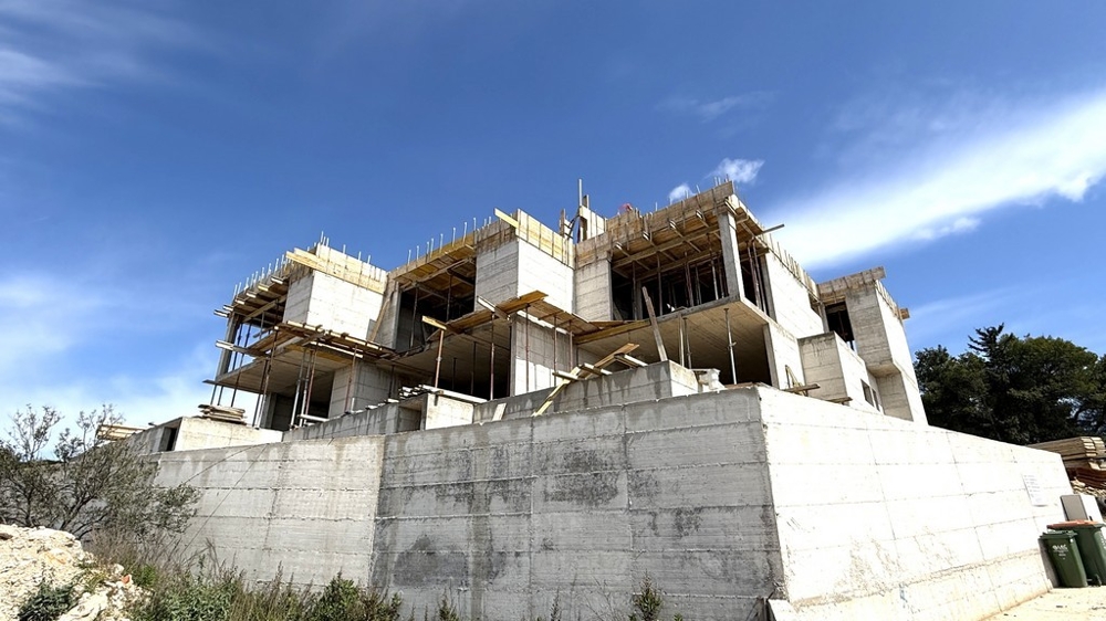 Construction neuve à flanc de colline en gros œuvre en Croatie
